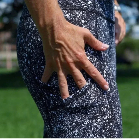 Lululemon outrun 17” crop - Picture 6 of 13